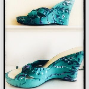 STUART WEITZMAN WOMAN’S WEDGE SANDALS  BLUE FLORAL